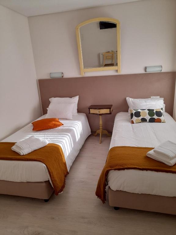Hall 92 Quartos com WC em moradia com piscina A-das-Lebres Loures - Tweelingzaal Met Bad