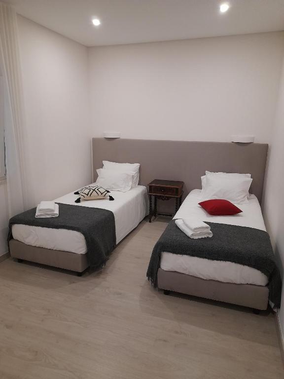 Hall 92 Quartos com WC em moradia com piscina A-das-Lebres Loures - Tweelingzaal Met Badkamer