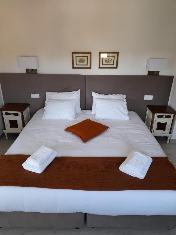 Hall 92 Quartos com WC em moradia com piscina A-das-Lebres Loures - King Room Met Uitzicht Op Het Zwembad
