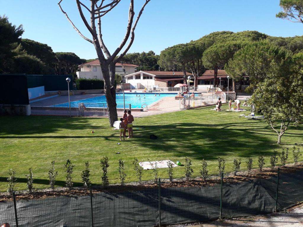 Bazén v ubytovaní Holiday Home Ponente 6 by Interhome alebo v jeho blízkosti