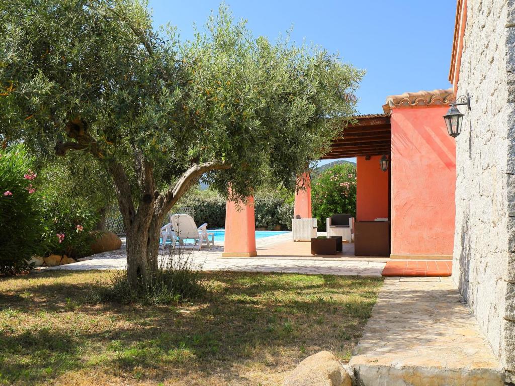 Vonkajšia záhrada v ubytovaní Holiday Home Ville San Pietro - REI352 by Interhome