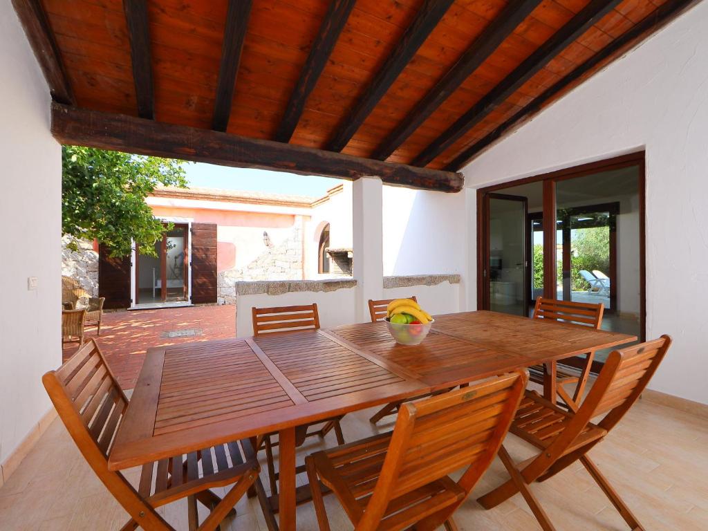 Patio alebo iná vonkajšia časť ubytovania Holiday Home Ville San Pietro - REI352 by Interhome