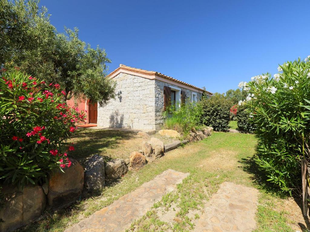 Vonkajšia záhrada v ubytovaní Holiday Home Ville San Pietro - REI352 by Interhome