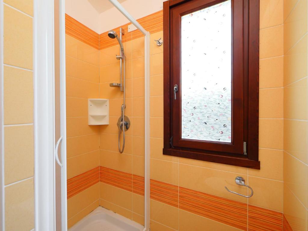 Kúpeľňa v ubytovaní Holiday Home Ville San Pietro - REI352 by Interhome