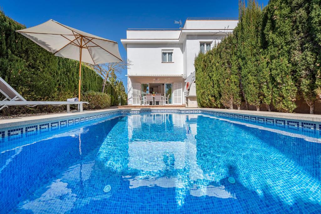 Piscina en o búsqueda de Encantadora casa adosada junto al mar II