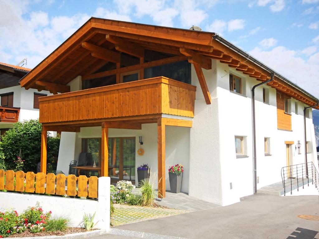 Biały dom z drewnianym dachem w obiekcie Apartment Lanner by Interhome w mieście Innsbruck