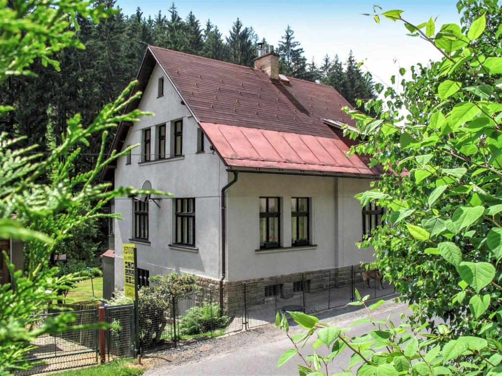 uma pequena casa branca com um telhado vermelho em Apartment Plavy by Interhome em Velké Hamry