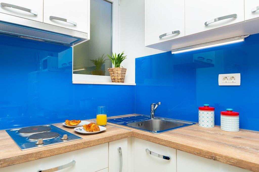 Kuchyňa alebo kuchynka v ubytovaní Apartments Red and Blue