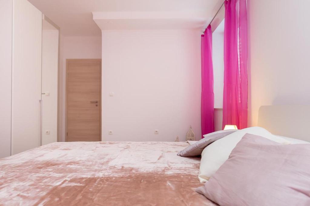 Posteľ alebo postele v izbe v ubytovaní Apartments Red and Blue