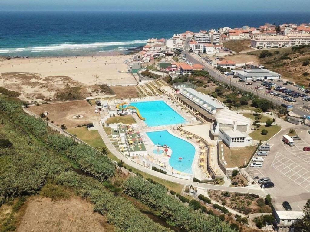 uma vista aérea de um resort e da praia em Apartment T1 by Interhome em Sintra