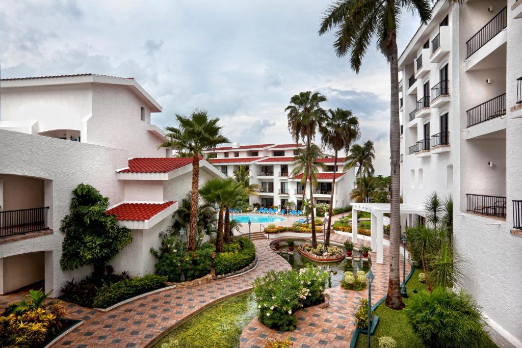 Bazén v ubytování The Royal Cancun All Suites Resort nebo v jeho okolí