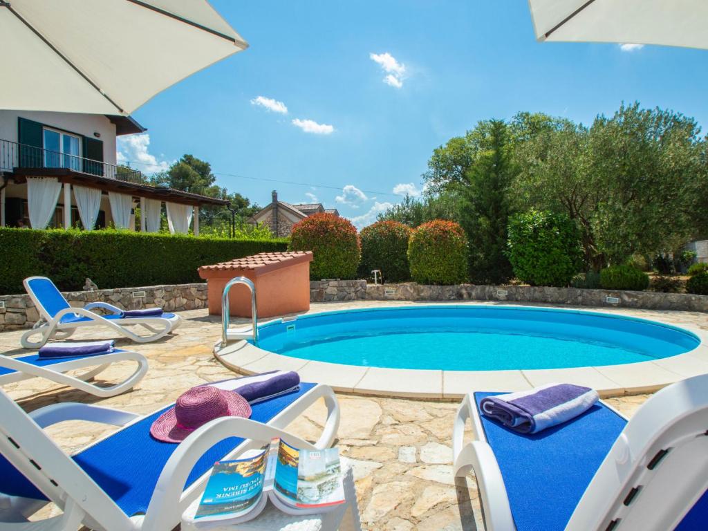 Bazén v ubytování Holiday Home Anka by Interhome nebo v jeho okolí