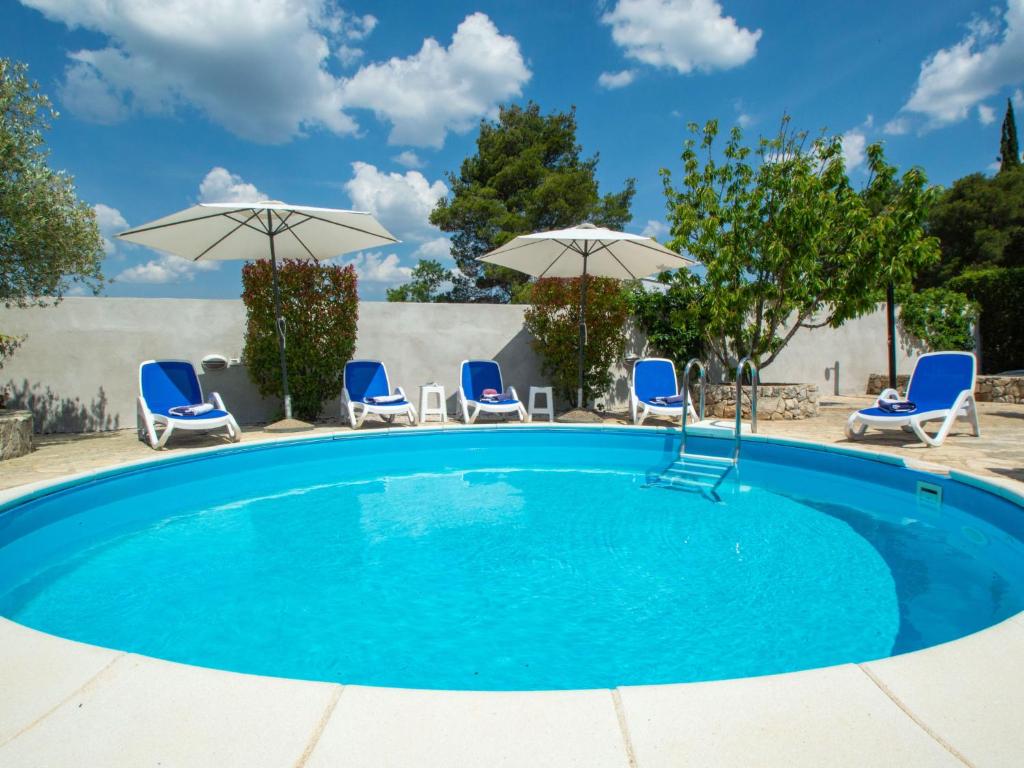 Bazén v ubytování Holiday Home Anka by Interhome nebo v jeho okolí
