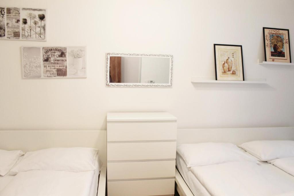 Кровать или кровати в номере Modern Apartment Ve Smečkách 28