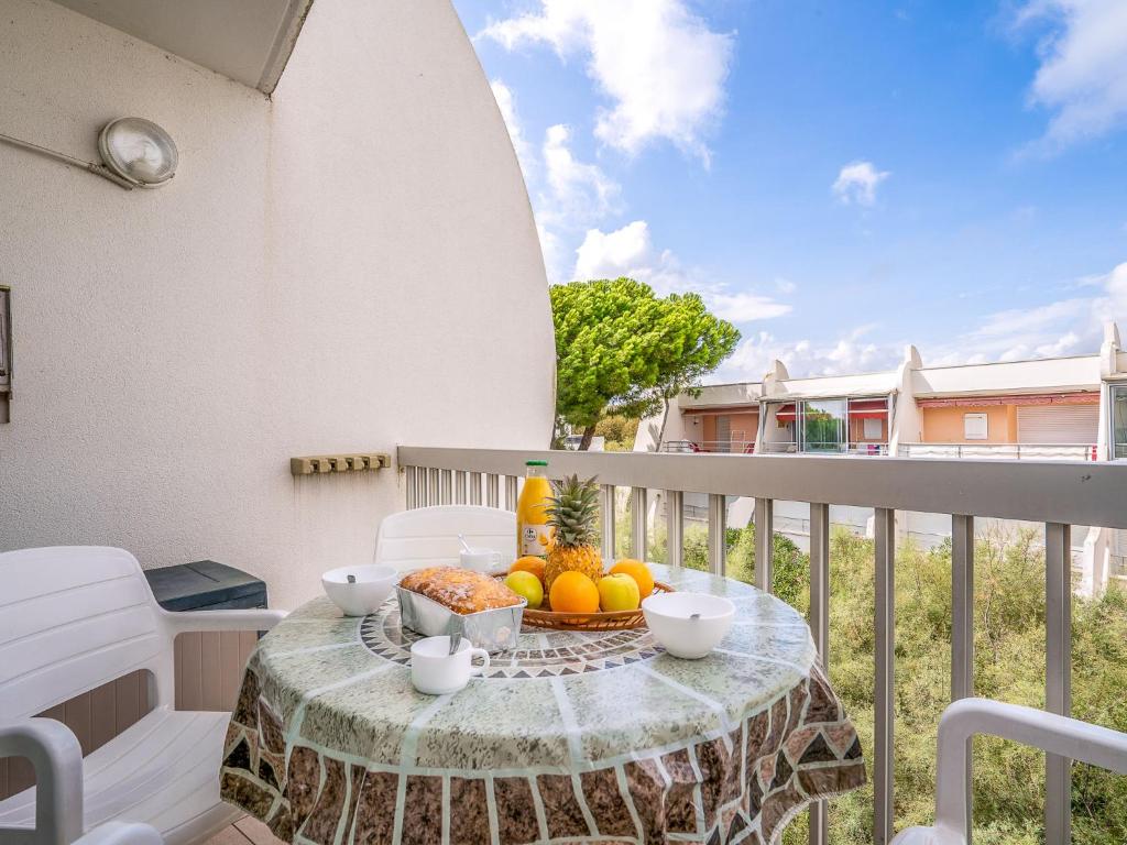 une table avec un bol de fruits sur un balcon dans l'établissement Apartment Port Athéna by Interhome, à La Grande Motte
