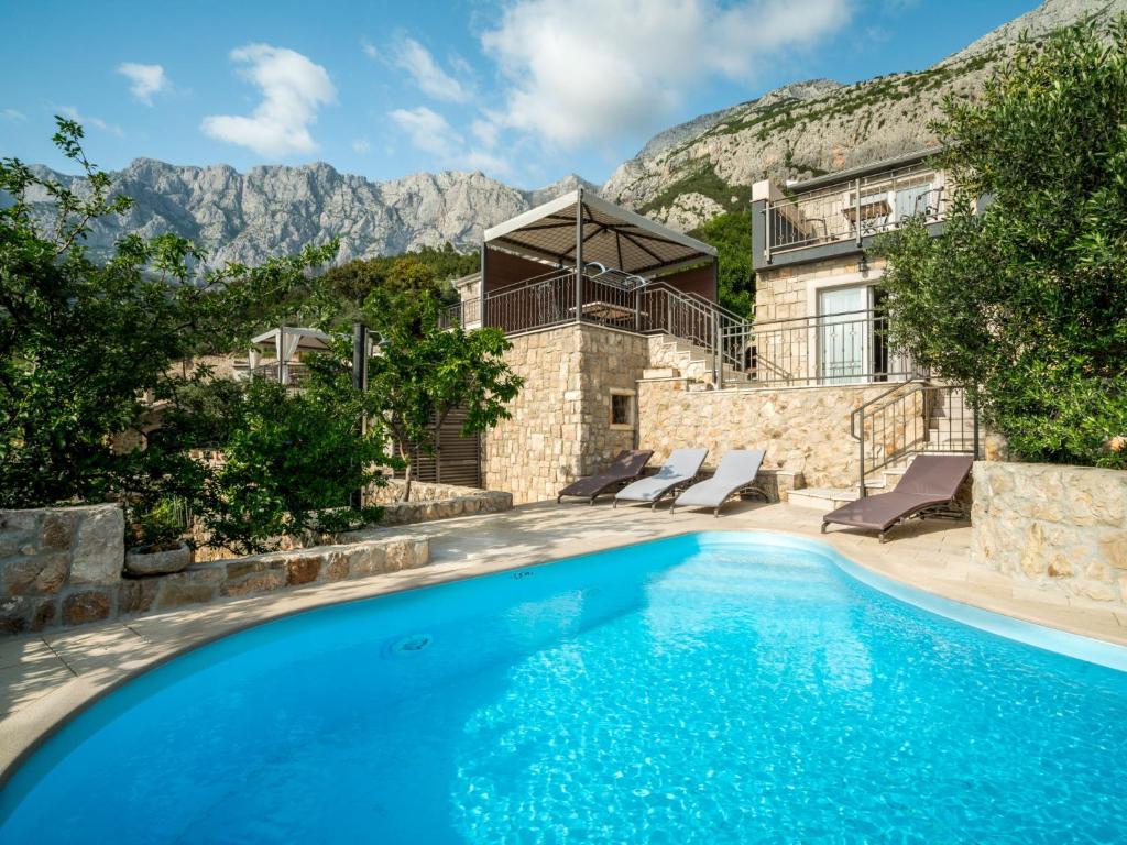 Villa con piscina frente a una montaña en Holiday Home Belvedere by Interhome, en Veliko Brdo