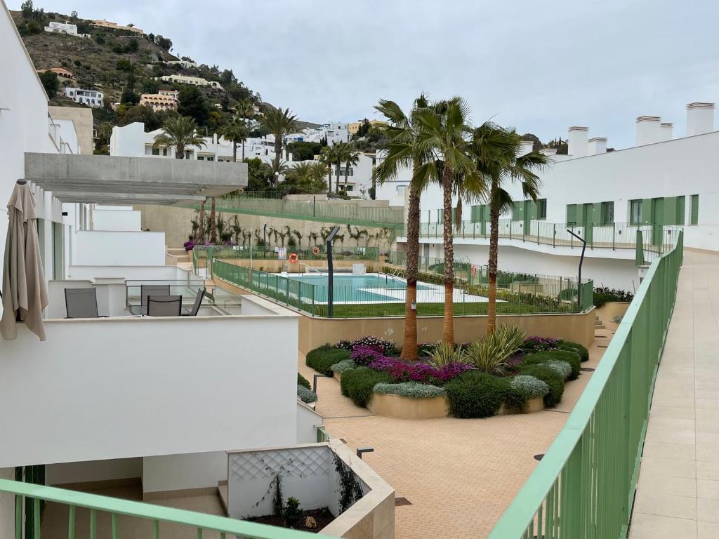 The swimming pool at or close to Precioso apartamento frente a la playa con piscina