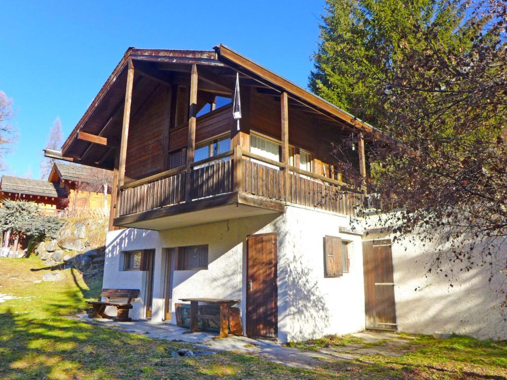 une maison avec un balcon au-dessus dans l'établissement Chalet Lò Batcho by Interhome, à Zinal