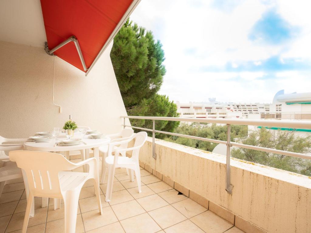 un balcon avec une table et des chaises et une vue dans l'établissement Apartment Aurore-3 by Interhome, à La Grande Motte