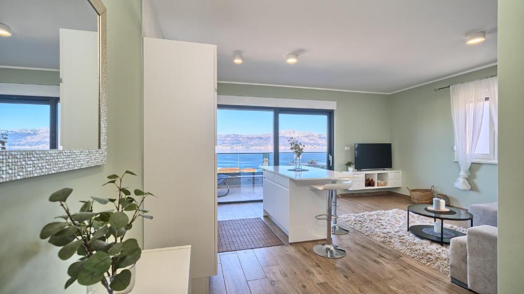 cocina abierta y sala de estar con vistas al océano en Apartment 4 friends Apartment Sanja en Slatine