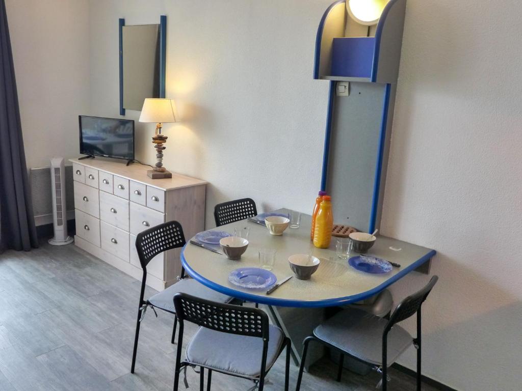 une salle à manger avec une table et des chaises bleues dans l'établissement Apartment Copacabana-24 by Interhome, à Canet