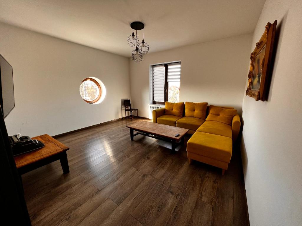 een woonkamer met een bank en een tafel bij Apartamenty na 1 Maja in Skierniewice