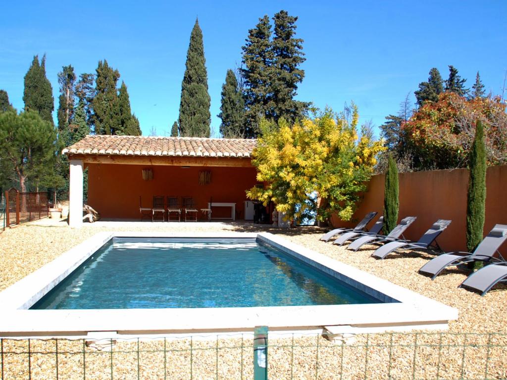 - une piscine avec des chaises et une maison dans l'établissement Holiday Home Siflora by Interhome, à Eyragues