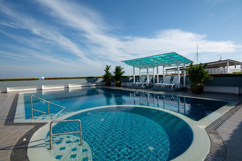 una piscina en la azotea de un edificio en Avatara B condominium B23, en Mae Pim