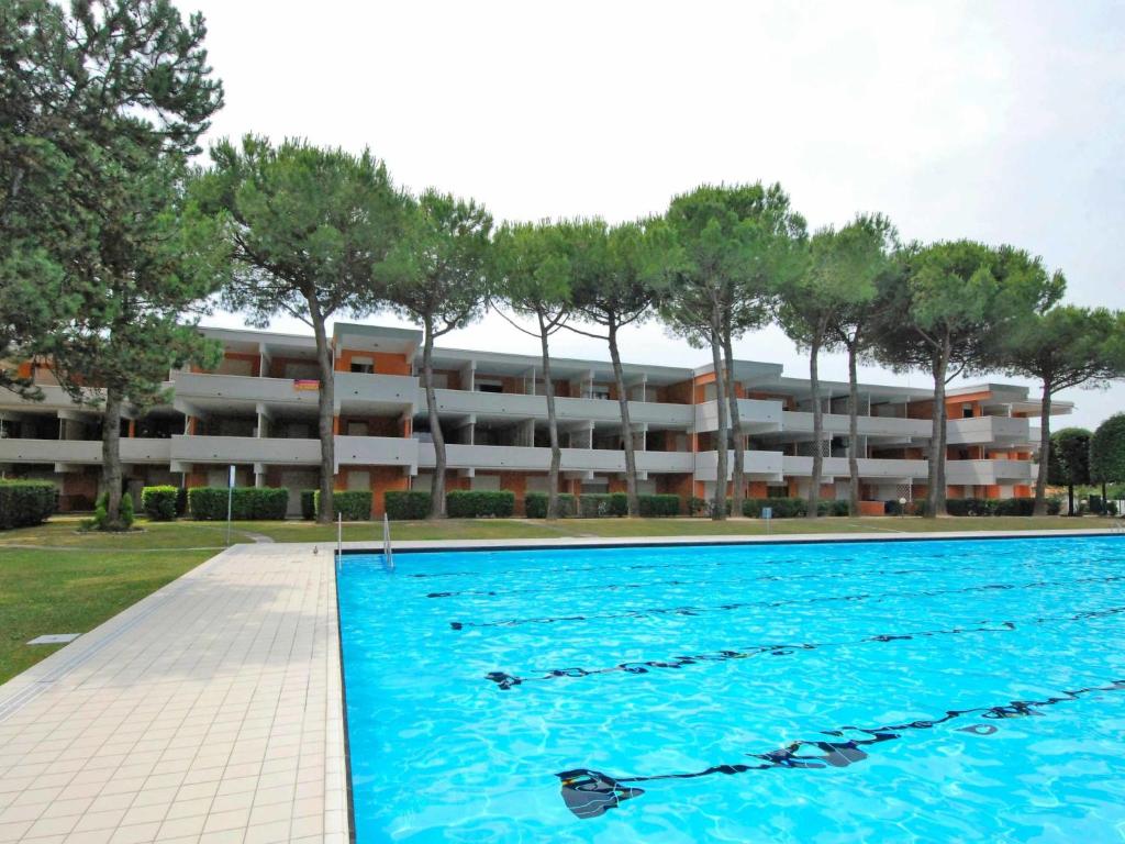 una piscina di fronte a un edificio di Apartment Solarium-2 by Interhome a Bibione