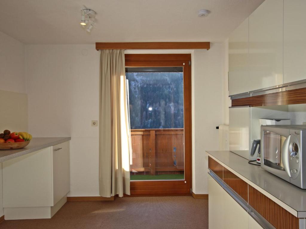 Kuchyň nebo kuchyňský kout v ubytování Apartment Berneckblick by Interhome