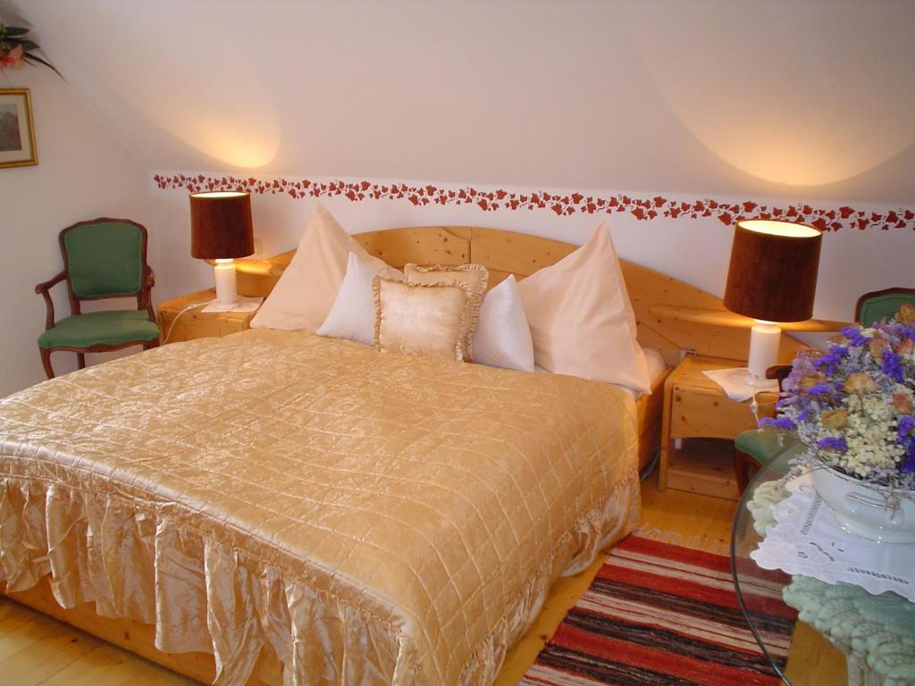a bedroom with a bed and a table and two chairs at Villa Salis in Altaussee