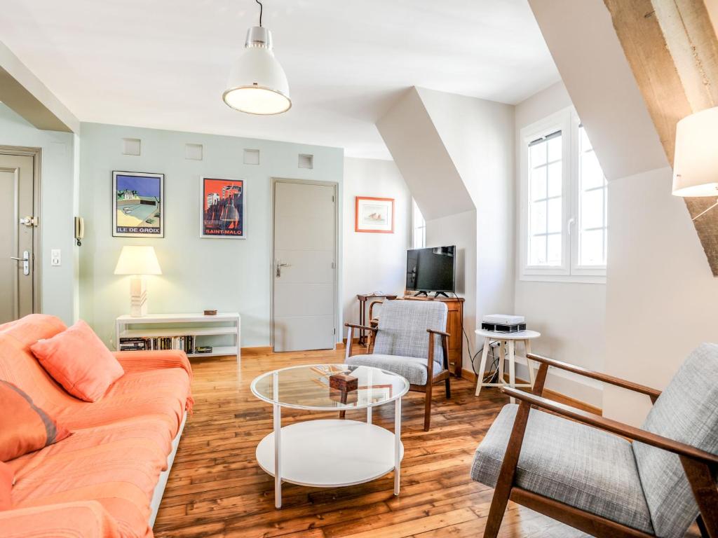 een woonkamer met een bank en een tafel bij Apartment Grands Degrès by Interhome in Saint-Malo