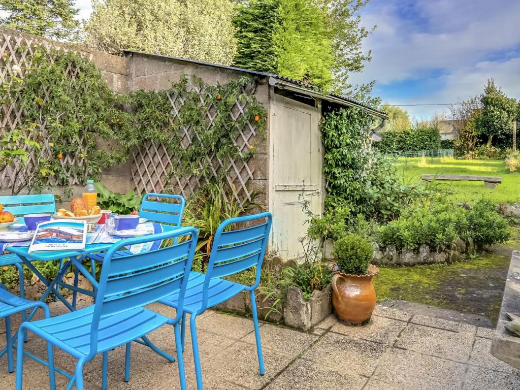 een blauwe tafel en stoelen in een tuin bij Holiday Home La Congrière by Interhome in Cancale