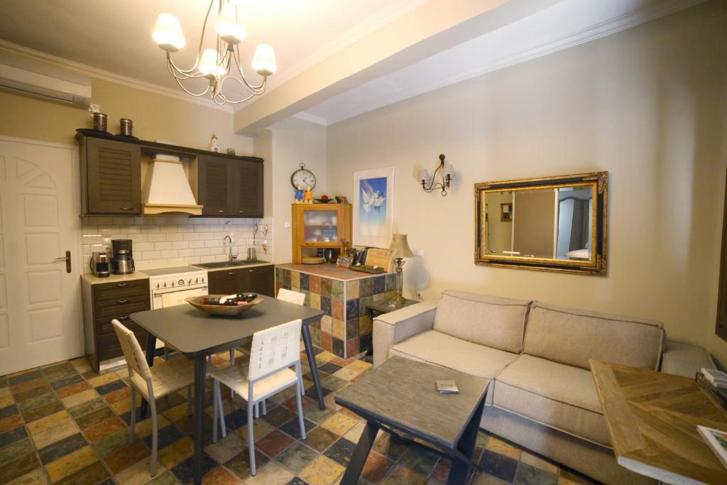 - un salon avec un canapé et une table dans l'établissement Seagulls' House, à Évdhilos