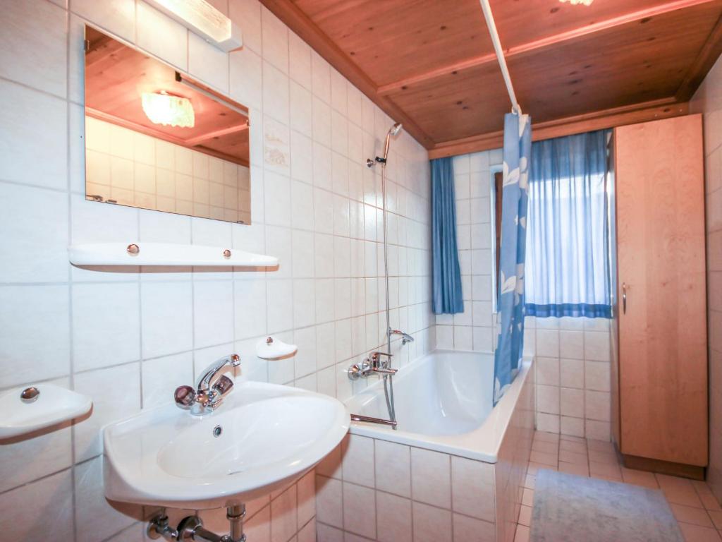 Kúpeľňa v ubytovaní Holiday Home Hölzl by Interhome