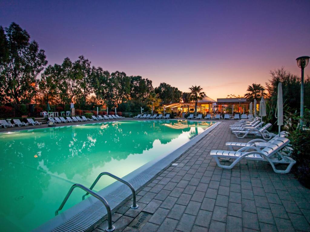 Basen w obiekcie Holiday Home Cecina Mare-15 by Interhome lub w pobliżu