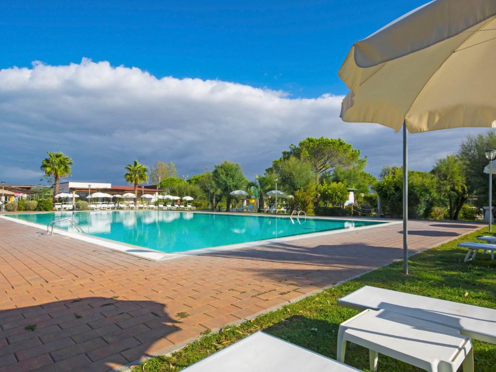 Basen w obiekcie Holiday Home Cecina Mare-15 by Interhome lub w pobliżu