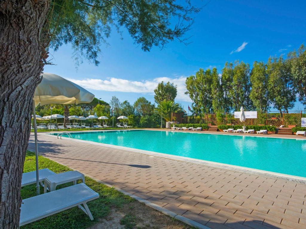 Basen w obiekcie Holiday Home Cecina Mare-15 by Interhome lub w pobliżu