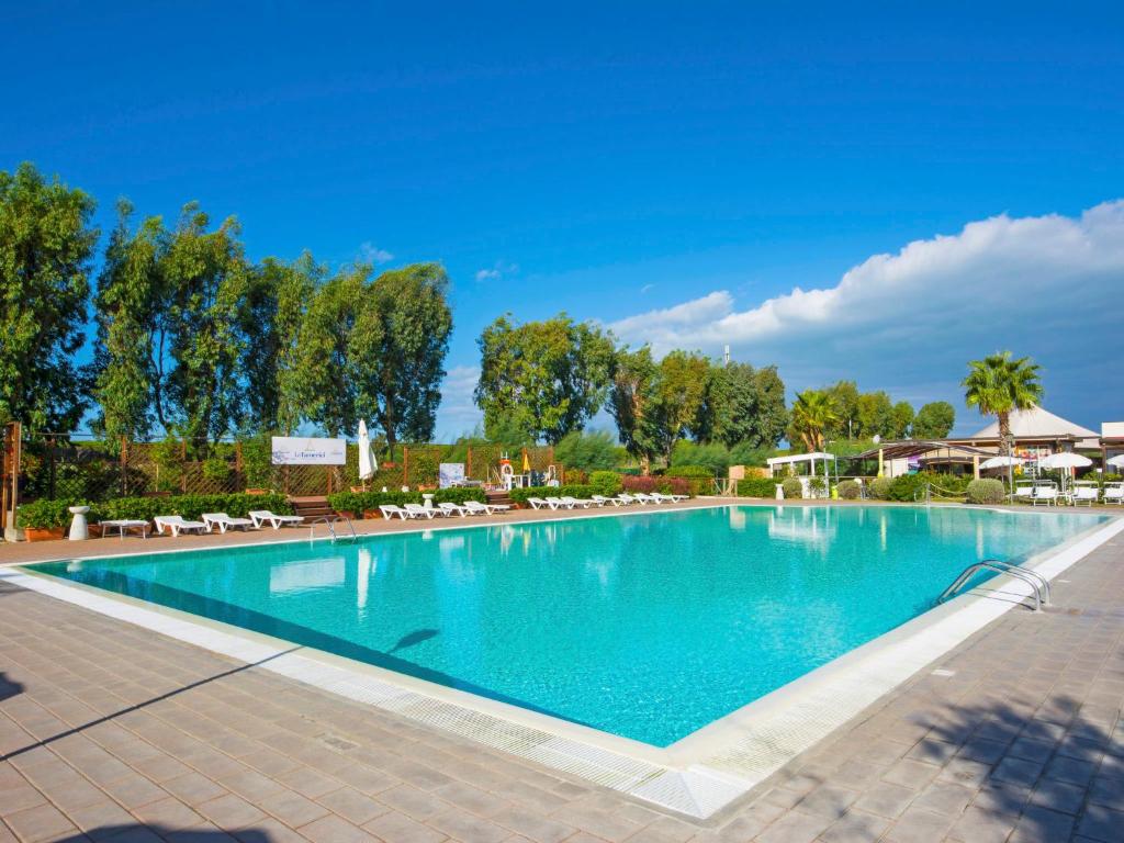 Basen w obiekcie Holiday Home Cecina Mare-15 by Interhome lub w pobliżu