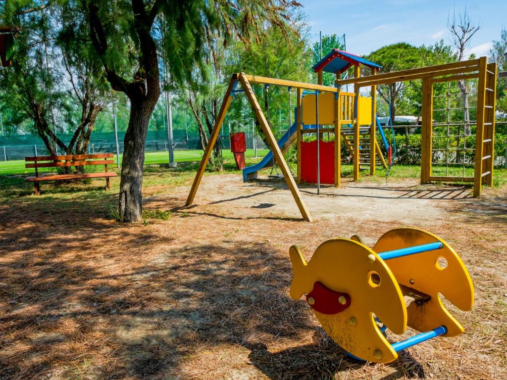 Plac zabaw dla dzieci w obiekcie Holiday Home Cecina Mare-15 by Interhome