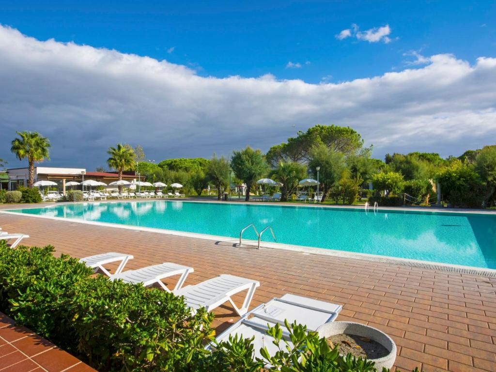Basen w obiekcie Holiday Home Cecina Mare-15 by Interhome lub w pobliżu