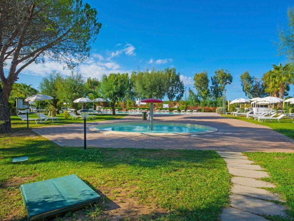 Basen w obiekcie Holiday Home Cecina Mare-15 by Interhome lub w pobliżu