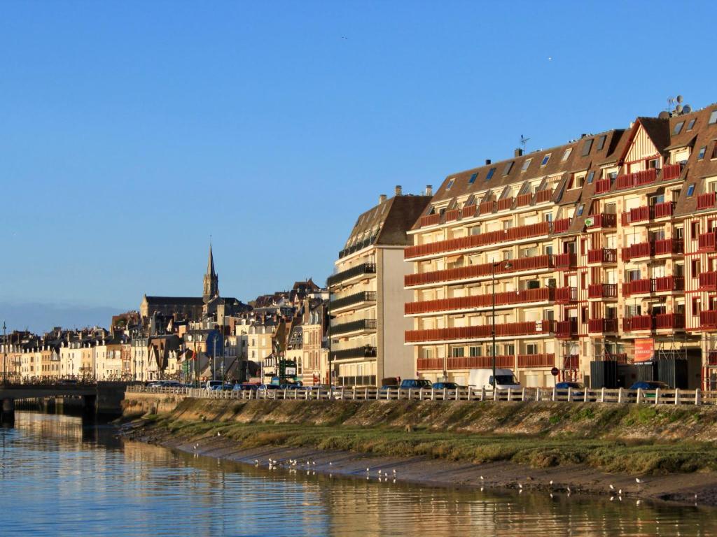 un grand bâtiment à côté d'une rivière avec des bâtiments dans l'établissement Apartment Laetitia by Interhome, à Trouville-sur-Mer