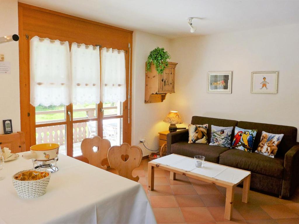 Posezení v ubytování Apartment Casa La Planüra by Interhome