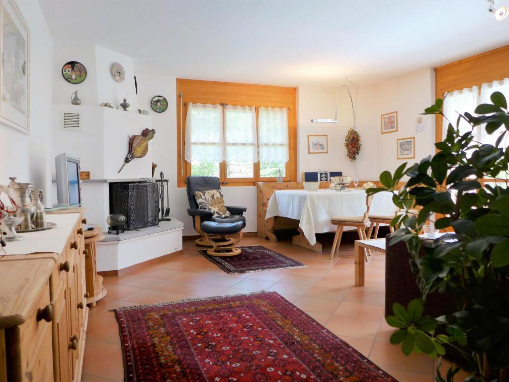 Posezení v ubytování Apartment Casa La Planüra by Interhome