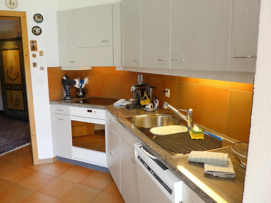 Kuchyň nebo kuchyňský kout v ubytování Apartment Casa La Planüra by Interhome