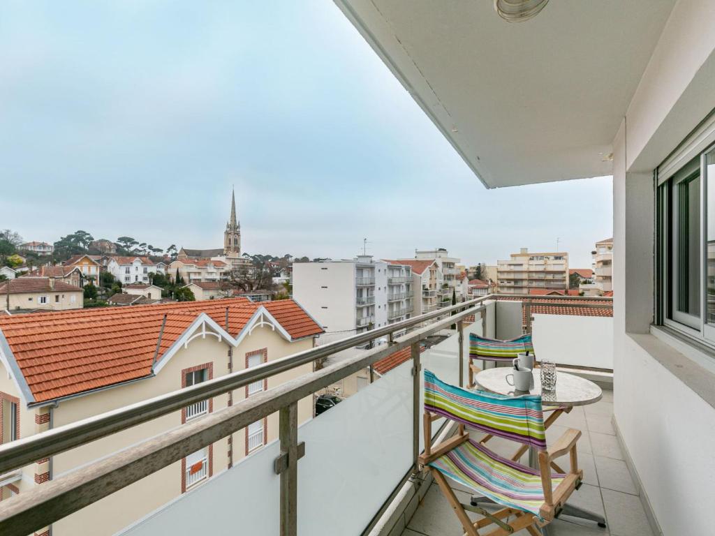 d'un balcon avec une table et des chaises donnant sur la ville. dans l'établissement Apartment Jetée des Marins-1 by Interhome, à Arcachon
