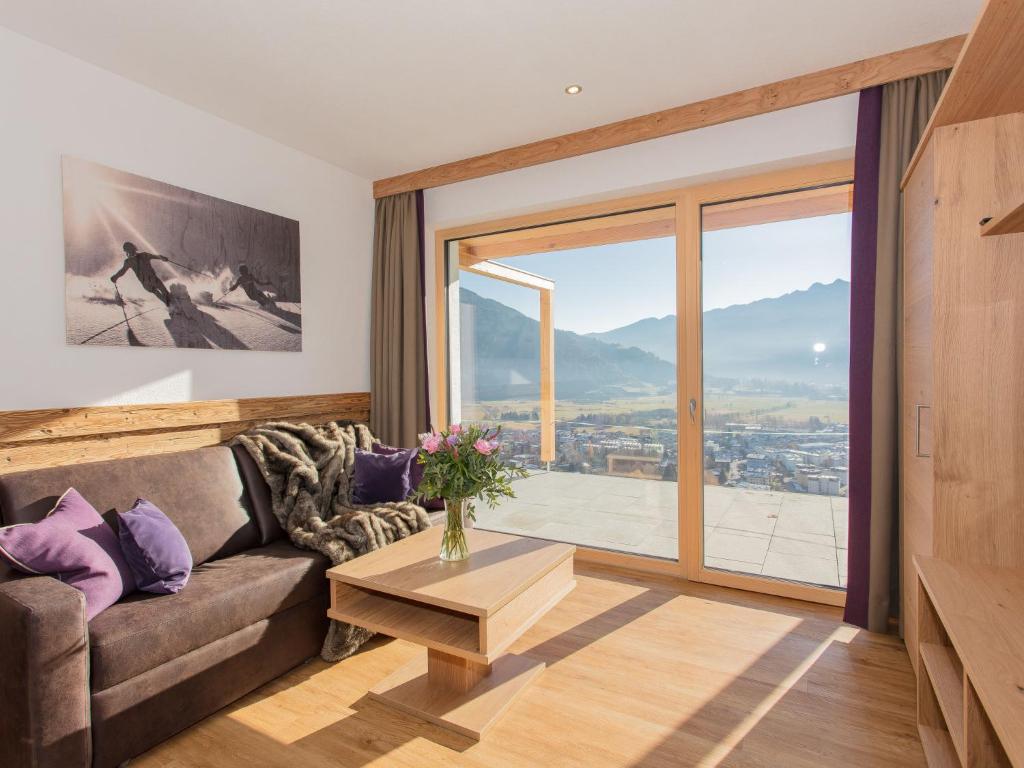 salon z kanapą i dużym oknem w obiekcie Apartment Unterkeilgut-1 by Interhome w mieście Zell am See