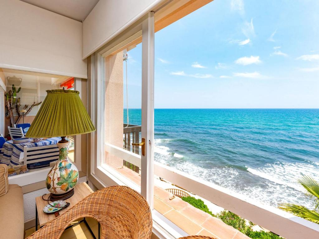サント・アンドレウ・デ・ヤバネレスにあるApartment Acuario by Interhomeの海の景色を望む窓付きの客室です。