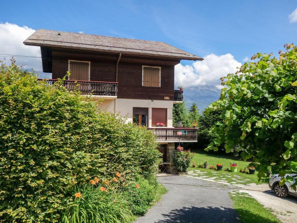 une maison avec un balcon sur le côté d'une route dans l'établissement Apartment Grizzli-1 by Interhome, à Saint-Gervais-les-Bains